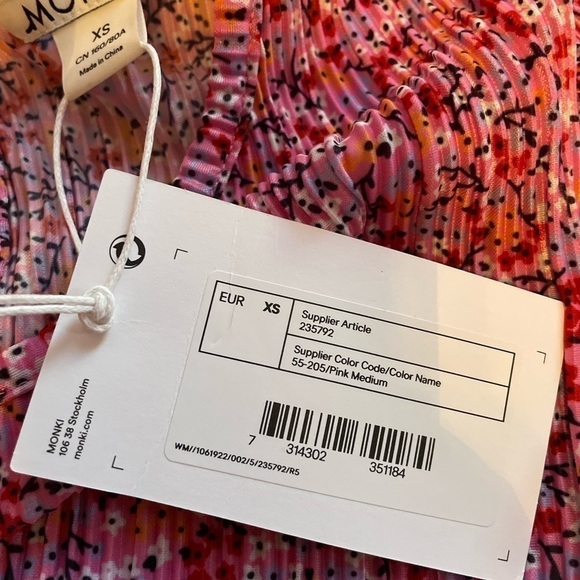 Asos design Monki plisse smock dress in pink ditsy floral - Picture 8 of 12